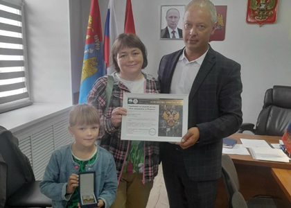 В Юрьевце Ивановской области родным героя СВО вручили памятный наградной жетон «Они сражались за Родину»