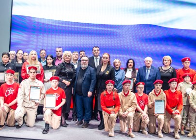 Память жива: в Пскове передали наградные жетоны "Они сражались за Родину" родственникам погибших в СВО гвардейцев-десантников